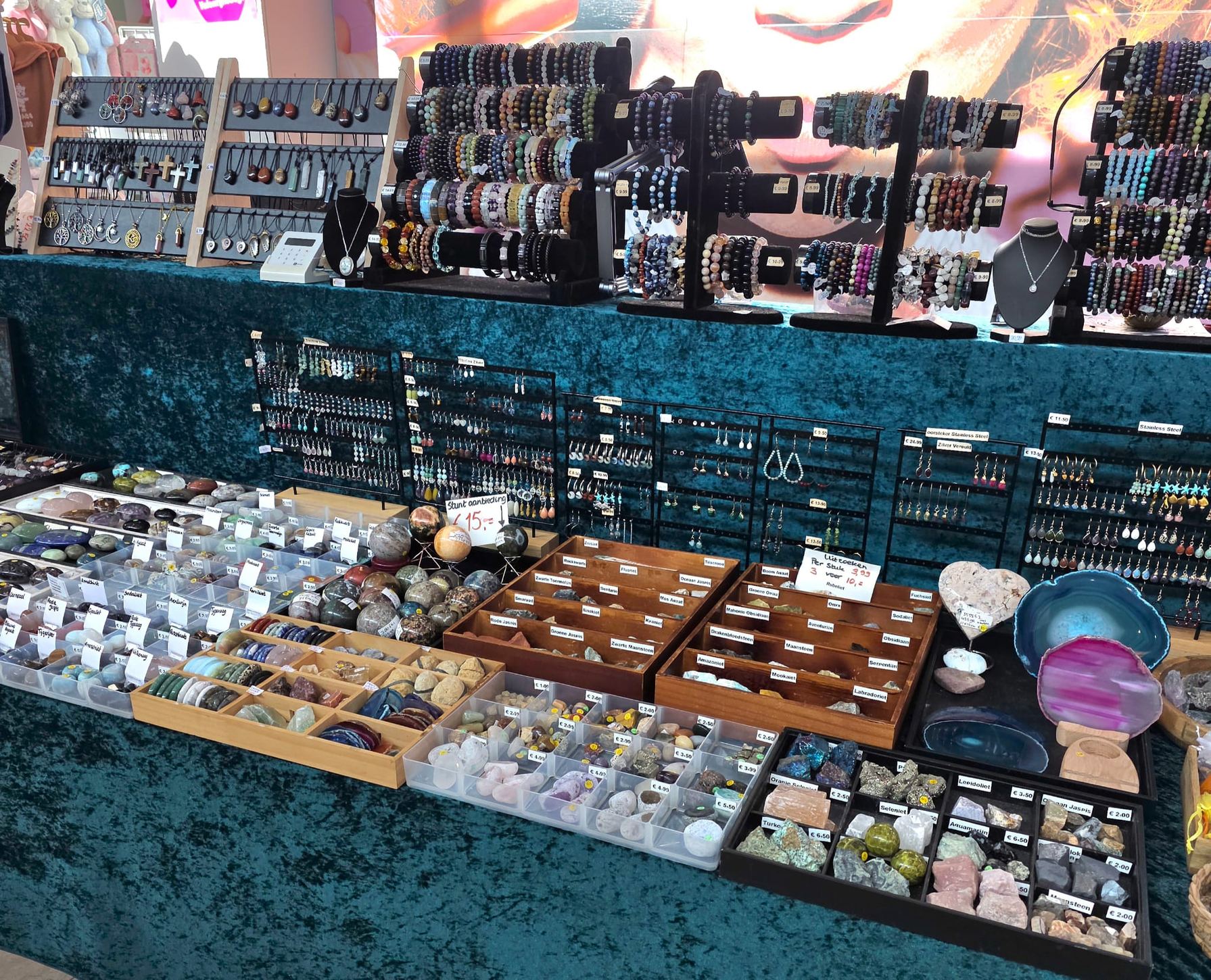 De kraam van Handmade by Diantha vol handgemaakte sieraden en edelstenen